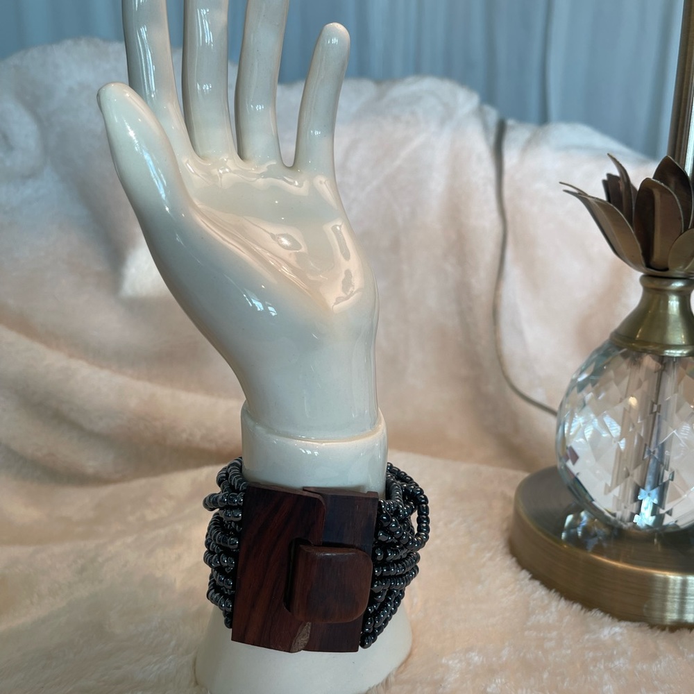 BLACK BEADED BRACELET